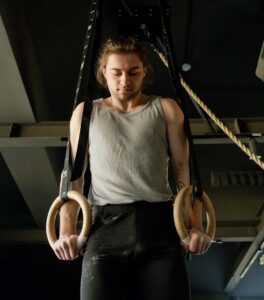 Assisted dips exercise with gymnastic rings
